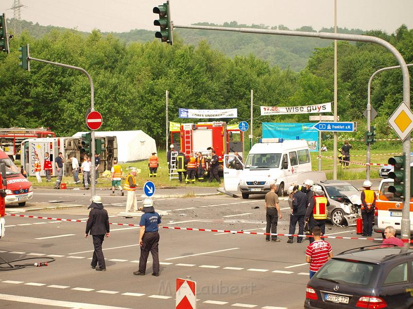 Schwerer Unfall mit Reisebus Lohmar Donrather Dreieck P175.JPG